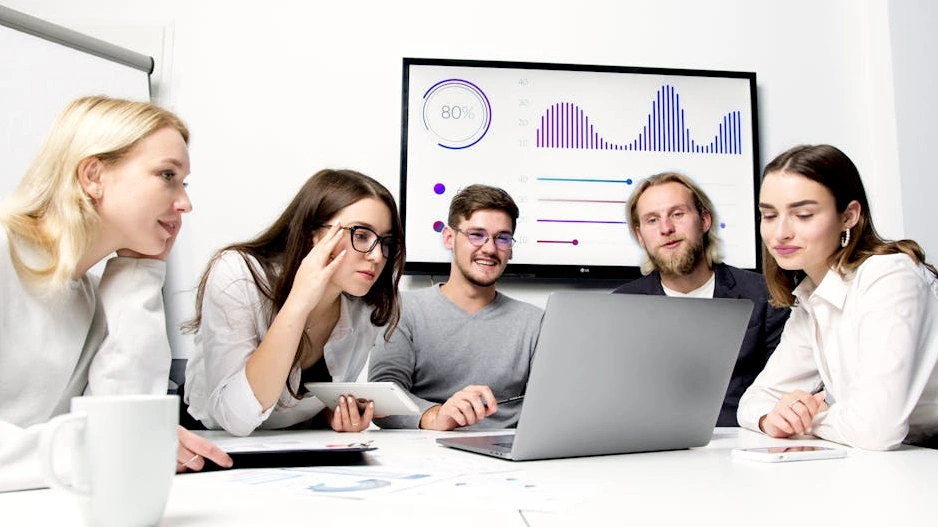 Il team di Finanza Serena durante una riunione creativa in un ufficio moderno e luminoso.